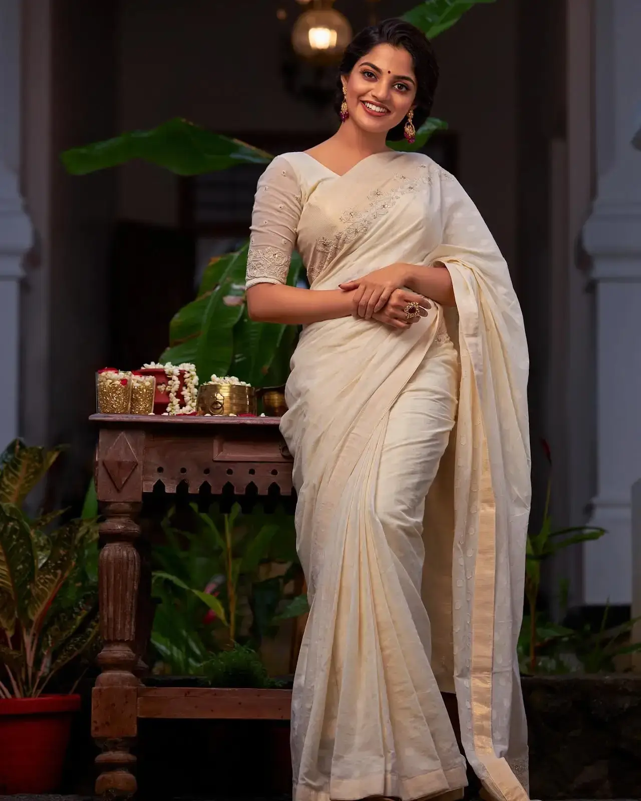 SOUTH INDIAN ACTRESS NIKHILA VIMAL IMAGES IN TRADITIONAL WHITE SAREE